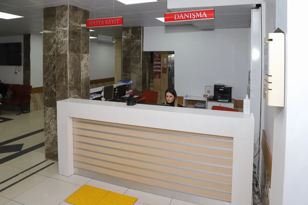 Hastane danışma ve bekleme alanı